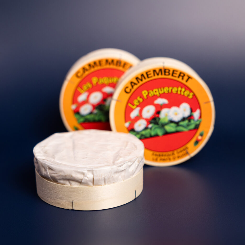 Francuski ser Camembert Les Pâquerettes z Normandii, dojrzewający ser pleśniowy o kremowej konsystencji i delikatnej skórce.