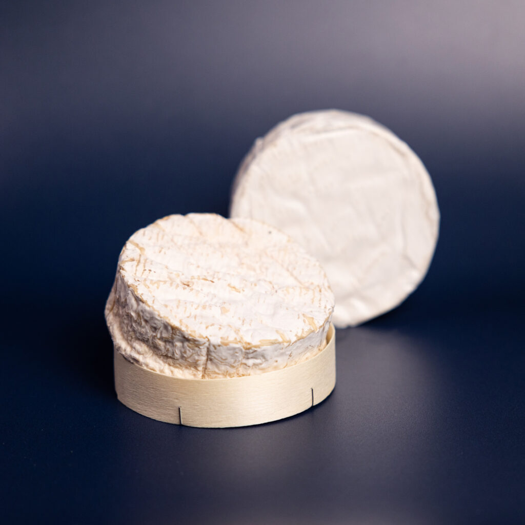 Ser Camembert AOP na desce serów.