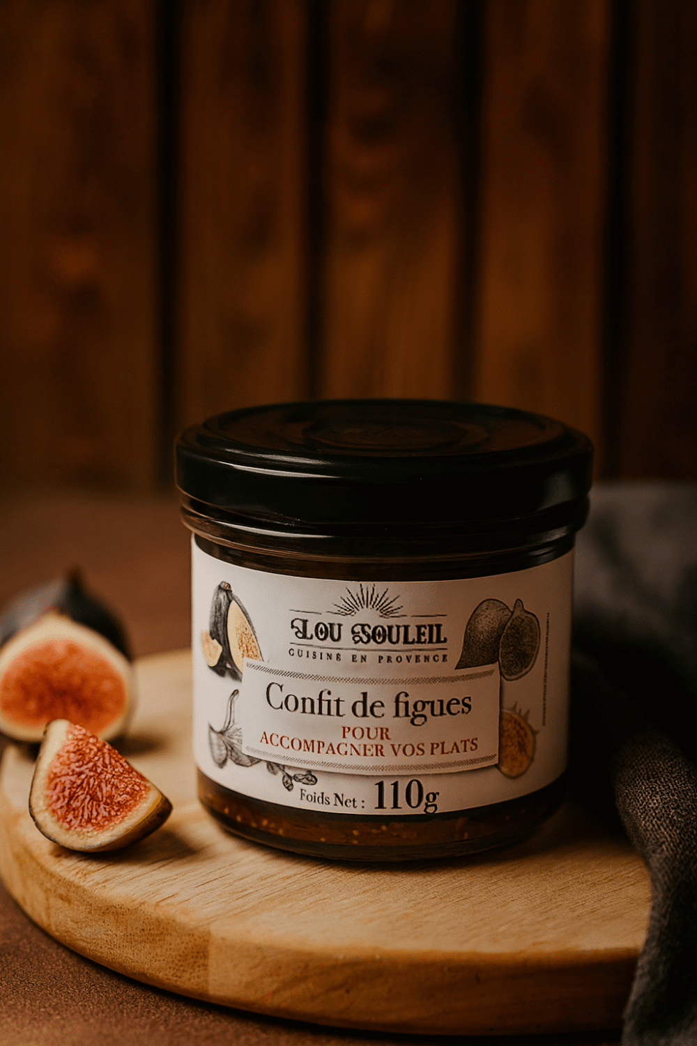 Lou Souleïl Confit de figues – konfitura z fig 110 g na drewnianej desce z kawałkami świeżych fig.