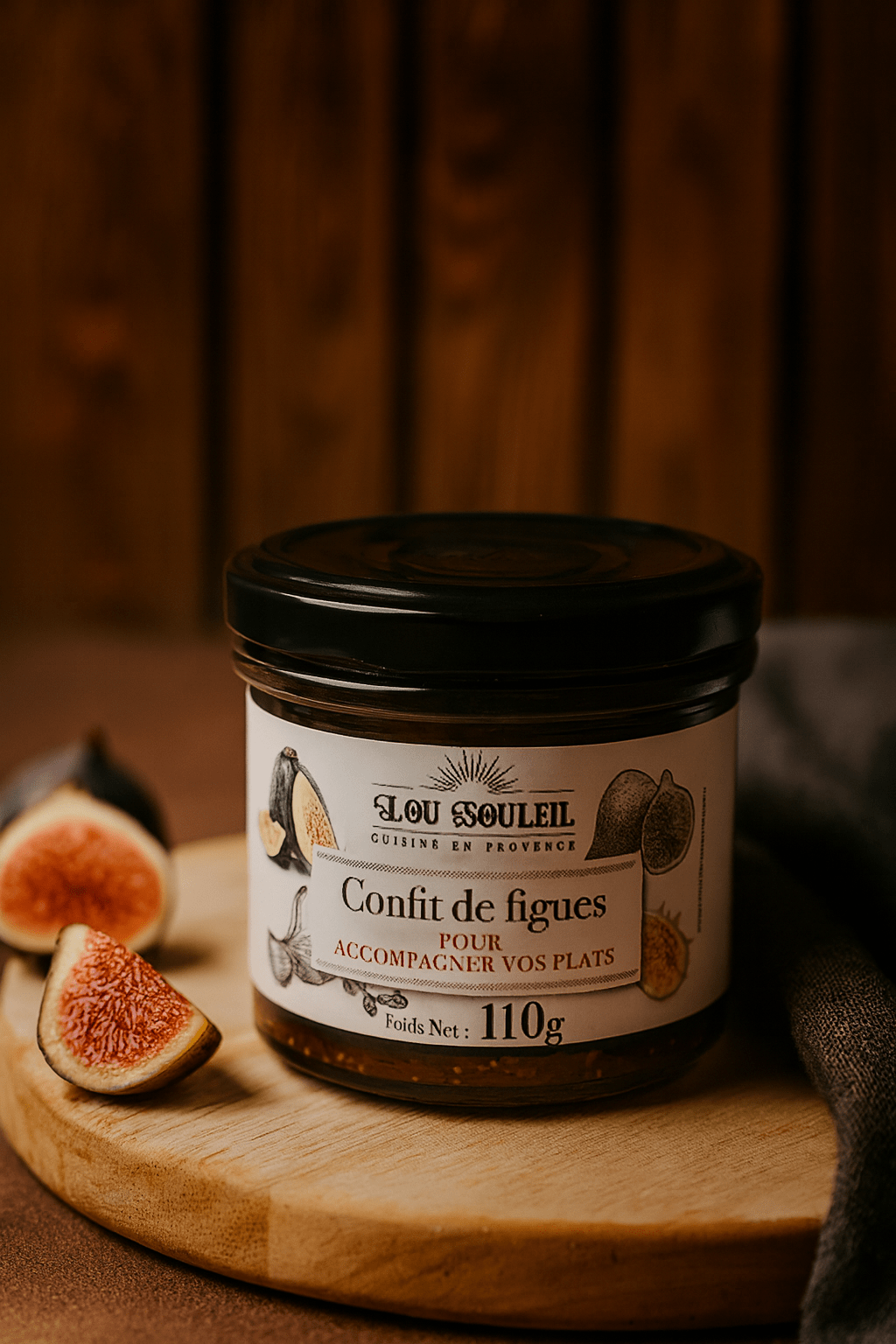 Lou Souleïl Confit de figues – konfitura z fig 110 g na drewnianej desce z kawałkami świeżych fig.