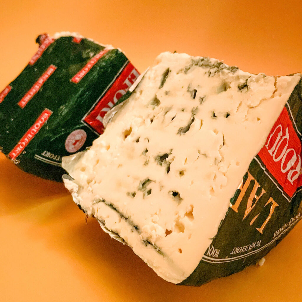Francuski ser pleśniowy Roquefort z owczego mleka, dojrzewający ser z niebieską pleśnią o intensywnym smaku.