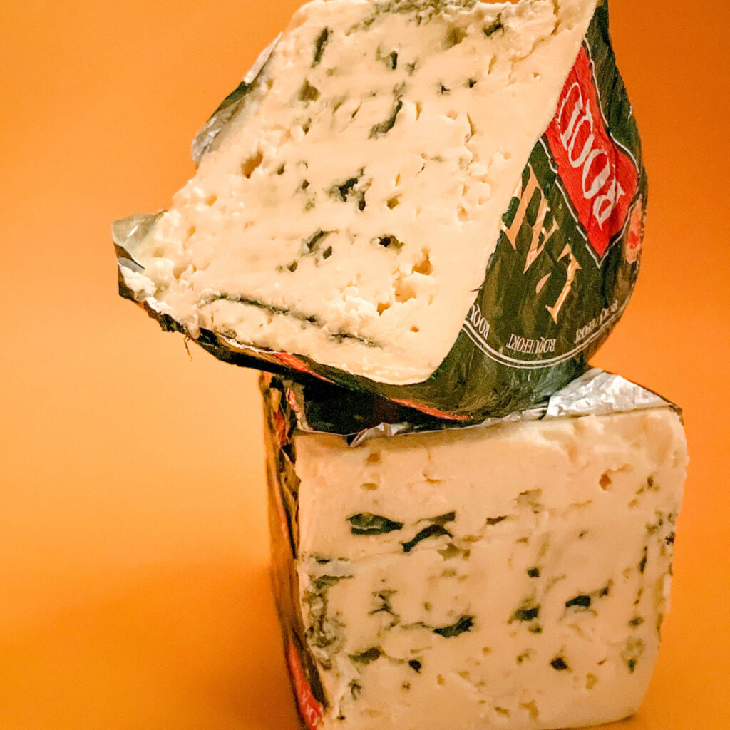 Roquefort – dojrzewający francuski ser z owczego mleka z niebieską pleśnią, produkt o intensywnym aromacie i kremowej strukturze.