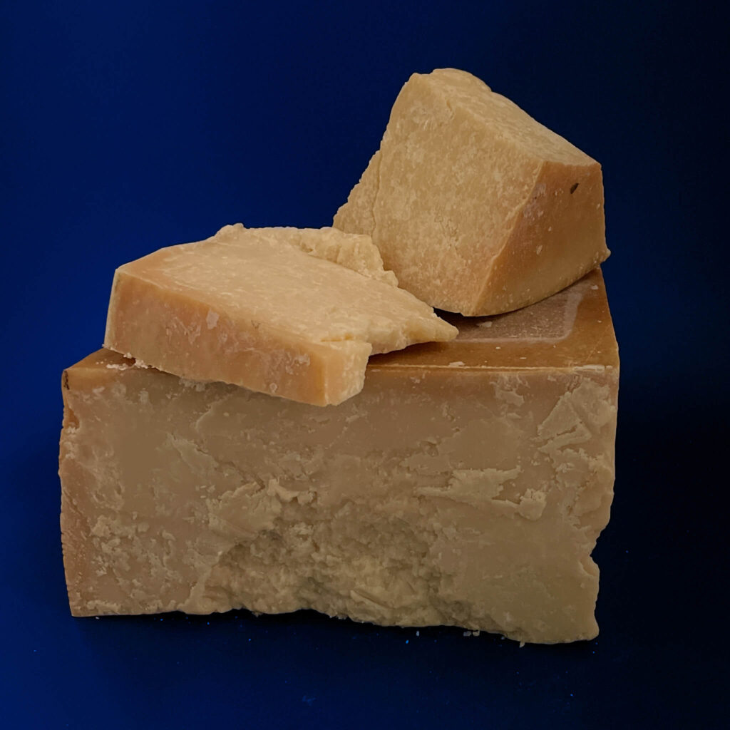 Grana Padano DOP – włoski twardy ser dojrzewający z mleka krowiego o ziarnistej strukturze i intensywnym smaku.