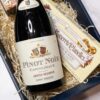 Wino na prezent w zestawie z nugatem i wytrawną przekąską