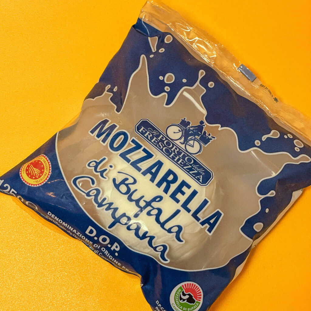 Mozzarella di Bufala Campana DOP – włoski ser świeży z mleka bawolego o delikatnej strukturze i kremowym smaku.