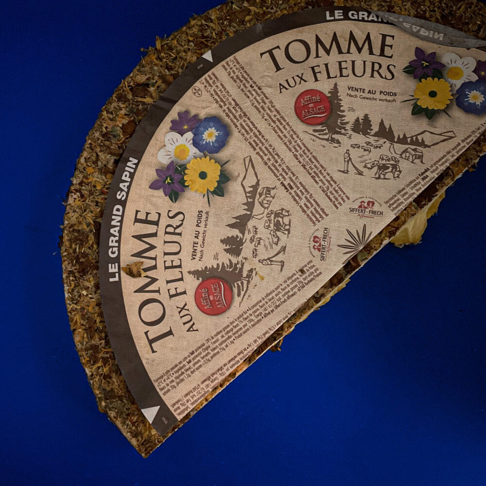 Ser Tomme de Alsace w kwiatach jadalnych