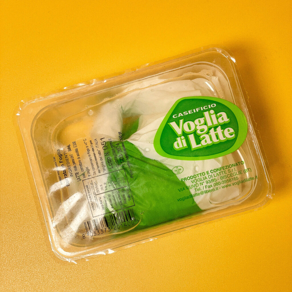 Włoska Burrata di Latte – świeży ser z mleka krowiego o kremowym wnętrzu i delikatnej strukturze, w oryginalnym opakowaniu.