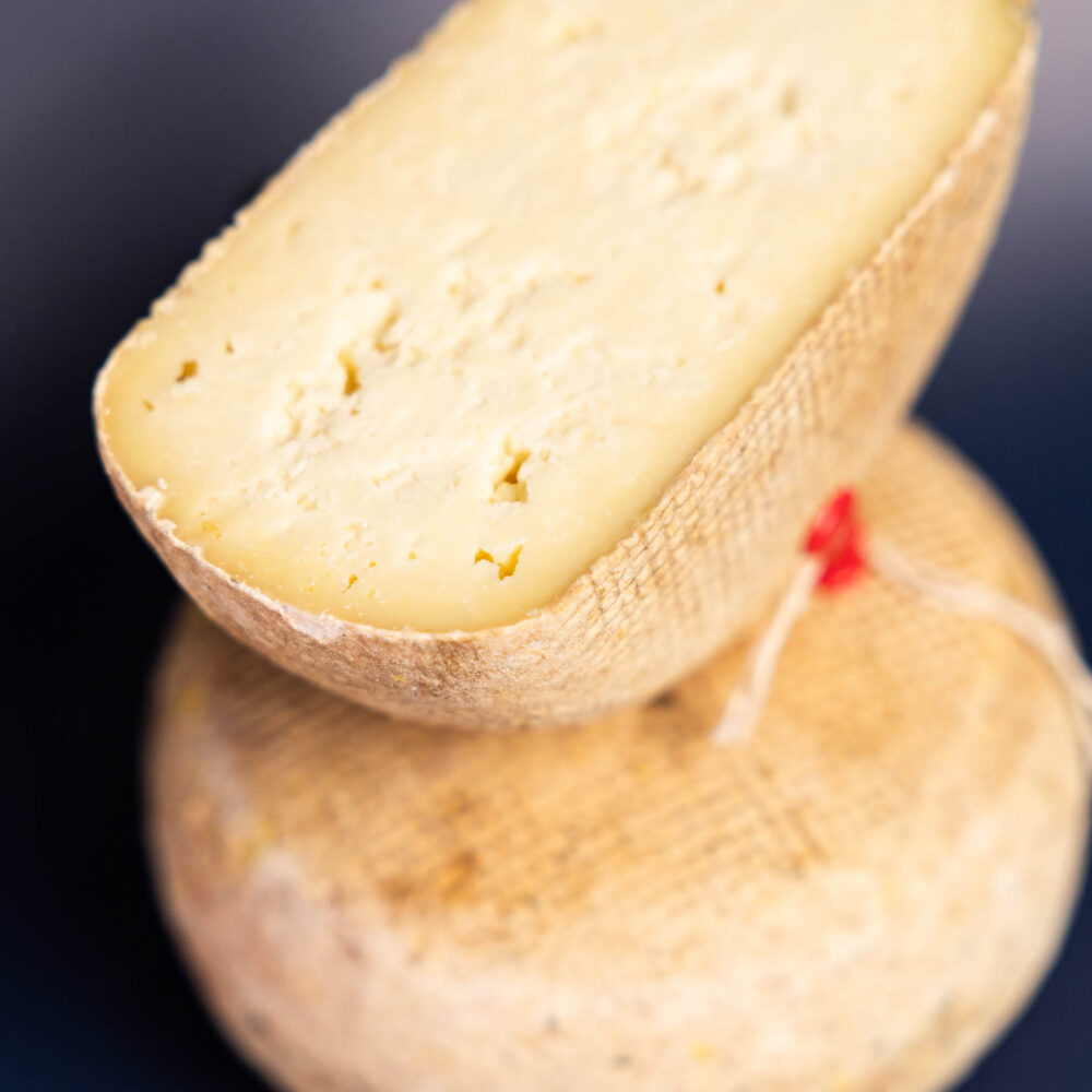 Ser Pecorino Toscano stagionato cacio e pere na desce serów