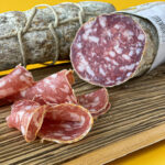 Salami: Co to jest, z czego i jak powstaje ta wędlina?