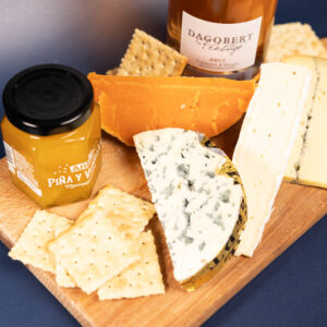 Detal zestawu "Ferment": sery dojrzewające i Crémant Rosé.