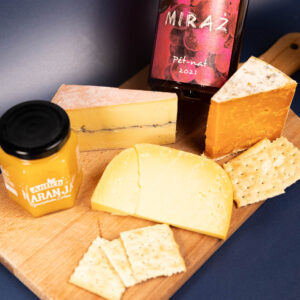 Zestaw prezentowy z polskim winem musującym Pet Nat i serem.