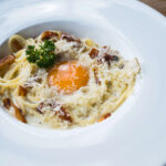 Carbonara: Tradycyjny Włoski Przepis i Wariacje